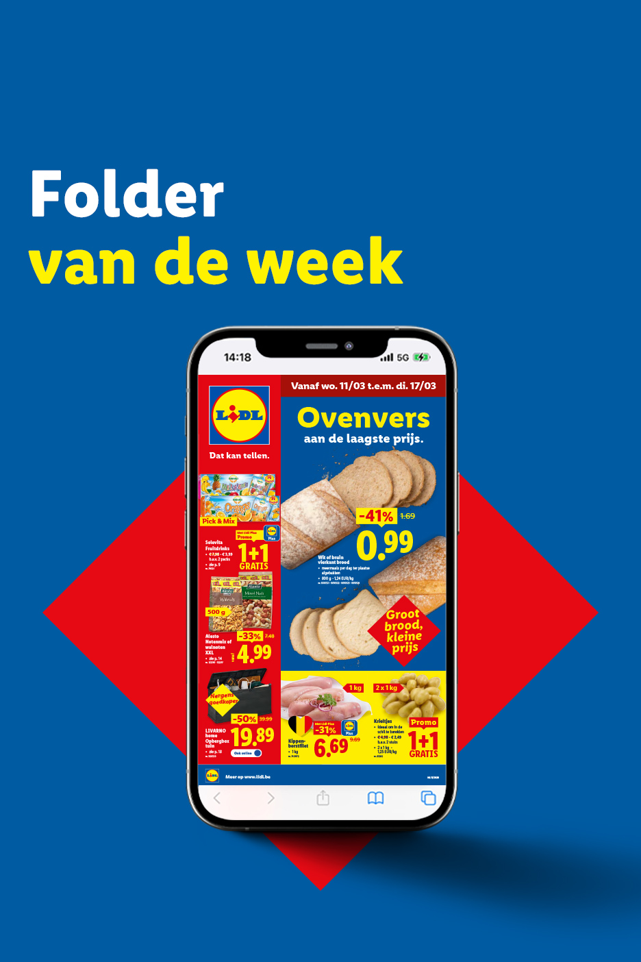 Een smartphone toont een folder met aanbiedingen voor ovenvers brood, fruitdrank, noten, opbergboxen, kipfilet en krieltjes.