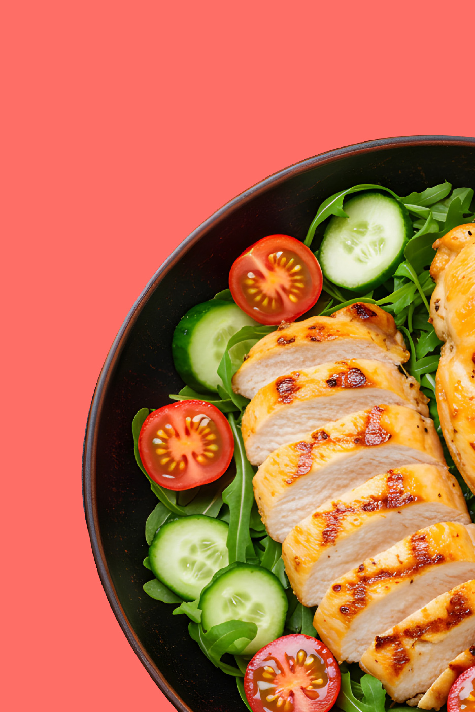 Gegrilde kipfilet met rucola, komkommer en cherrytomaten in een zwarte kom.