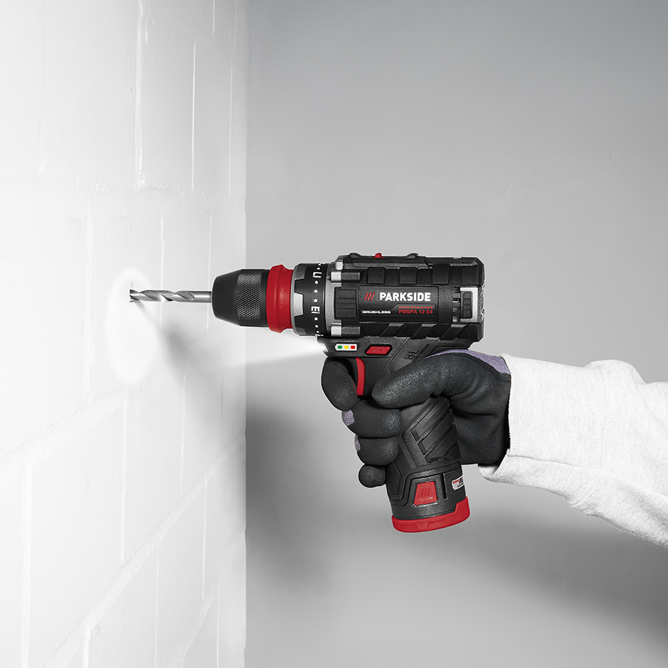 Parkside accuboormachine boort in een witte muur.