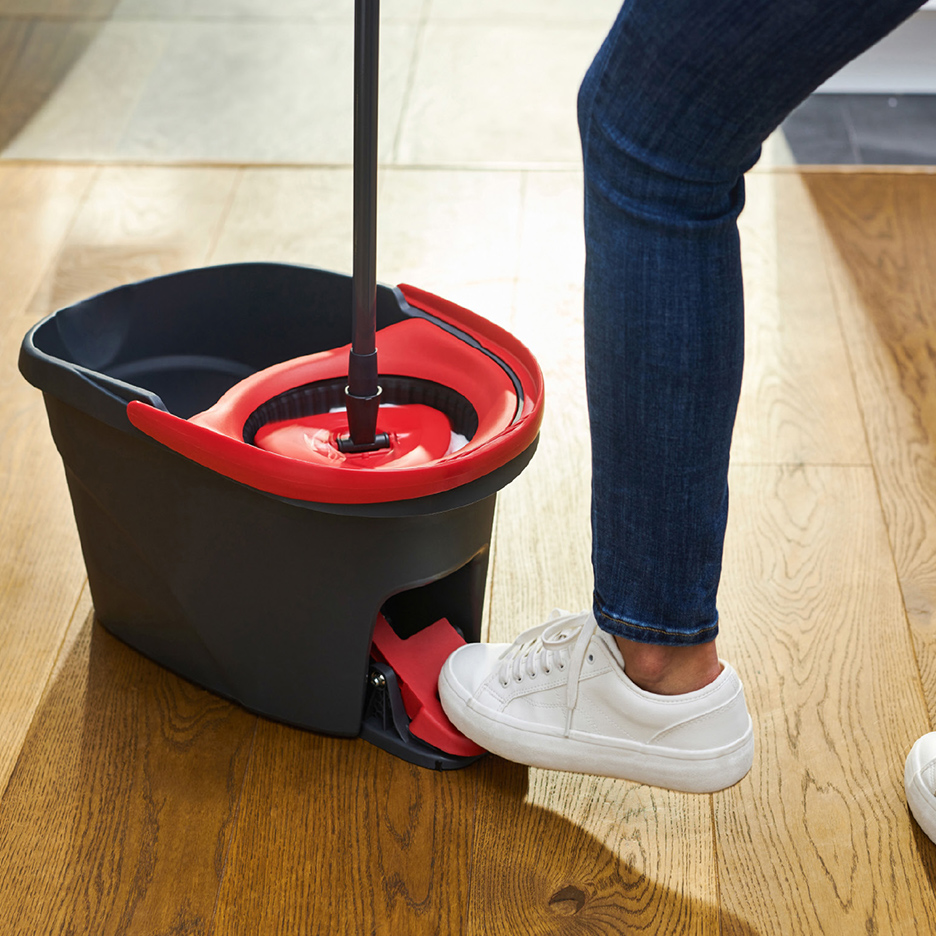 Dweil met emmer en pedaal, gebruikt voor het schoonmaken van vloeren.