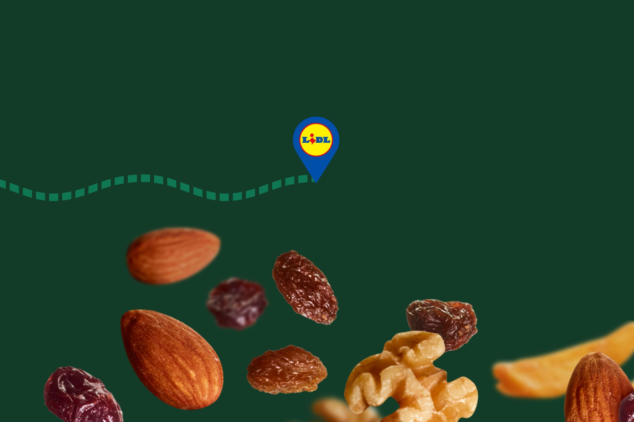 Noix et fruits secs, tels qu'amandes, raisins secs et noix, sur fond vert.