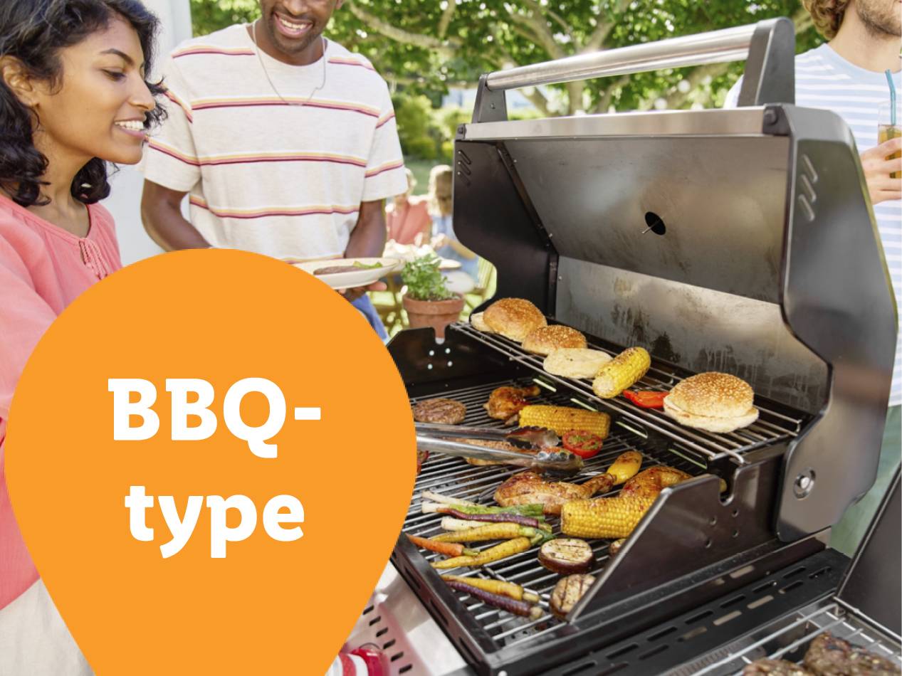 BBQ met burgers, maïs en groenten.