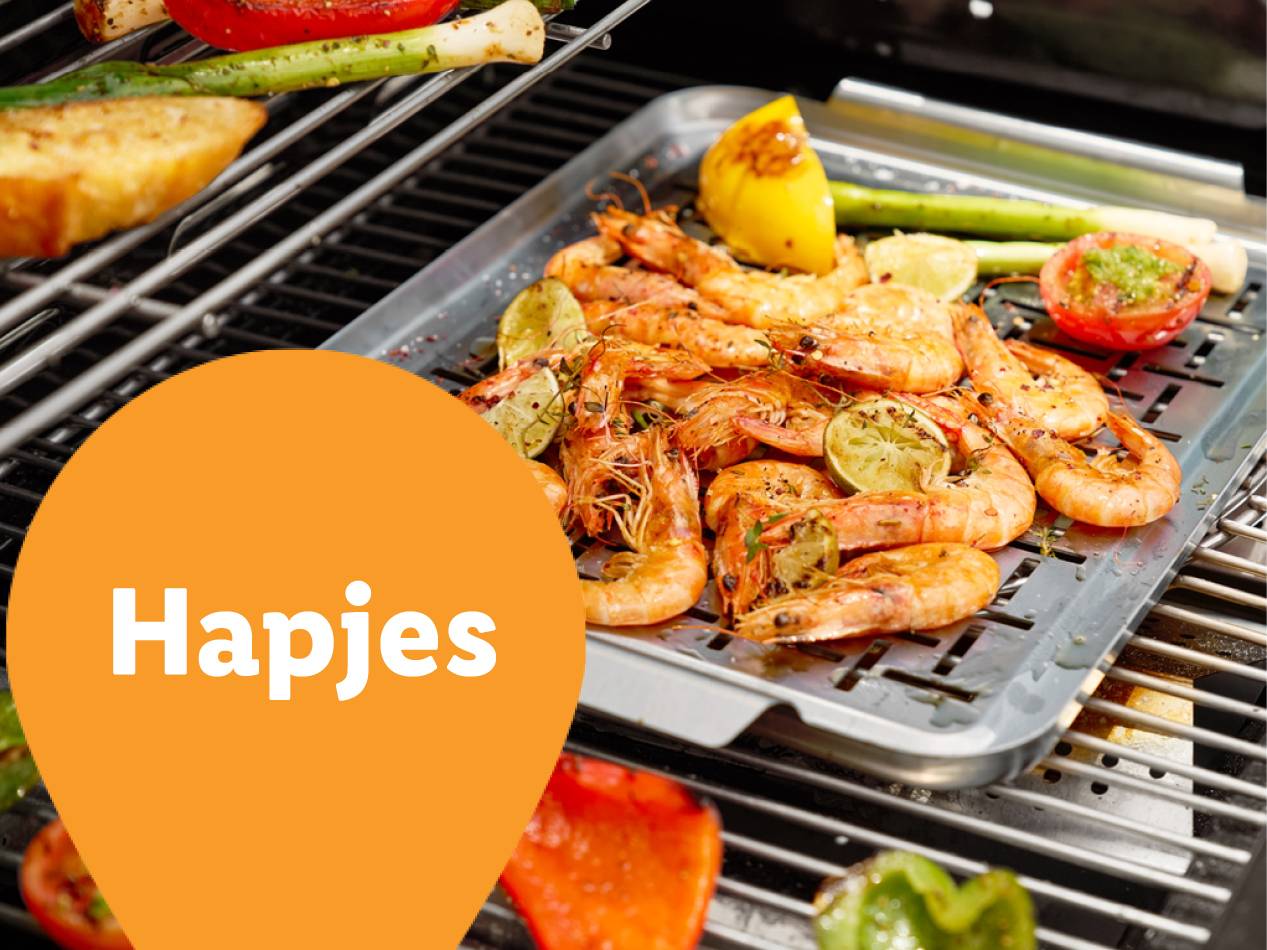 Gegrilde garnalen, groenten en brood.