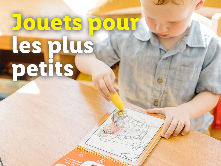 Un jeune enfant utilise un stylo sur un cahier de coloriage pour les plus petits.