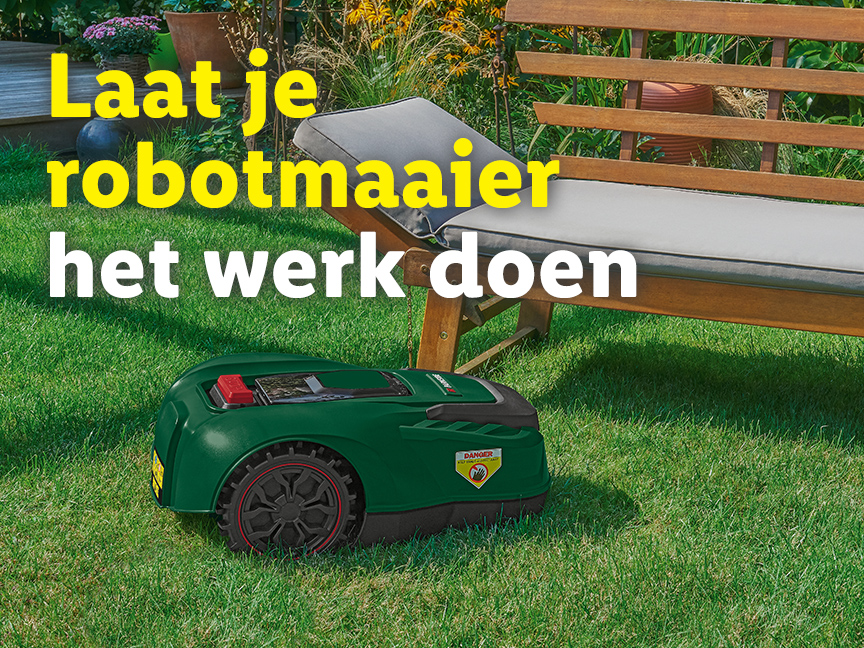 Een robotmaaier van Gardena maait het gazon onder een houten ligstoel.