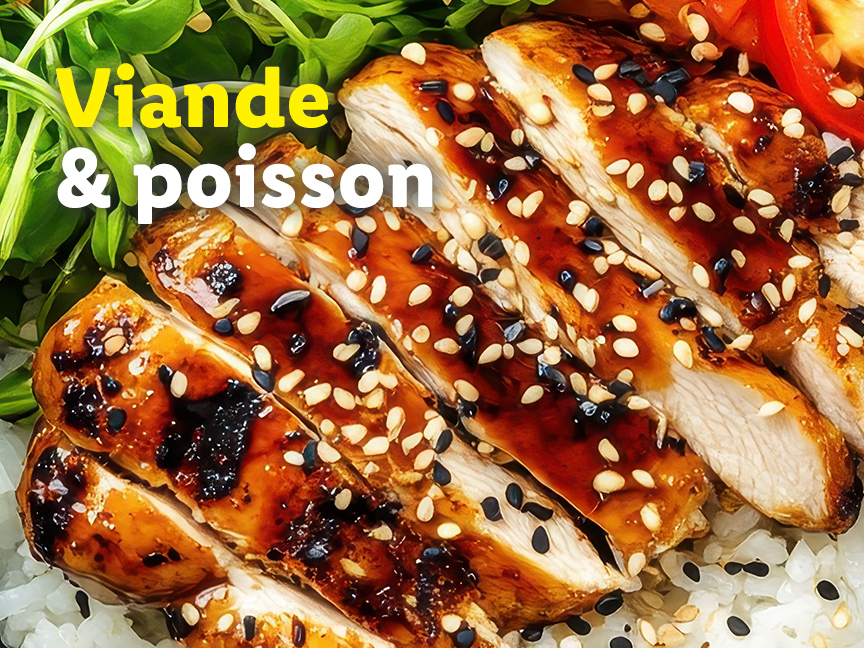 Teriyaki de poulet sur riz, salade et légumes.