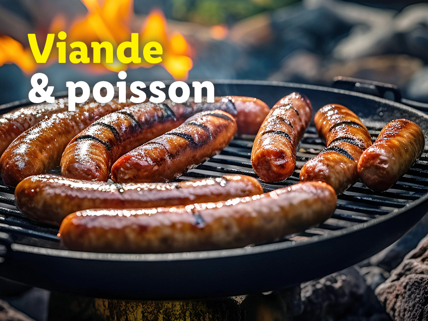 Viande et poisson grillés sur un barbecue.