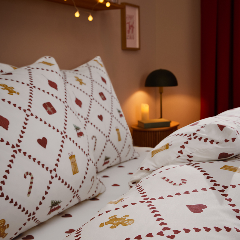 Kerstbeddengoed met peperkoekmannetjes en hartjespatronen in een gezellige slaapkamer.