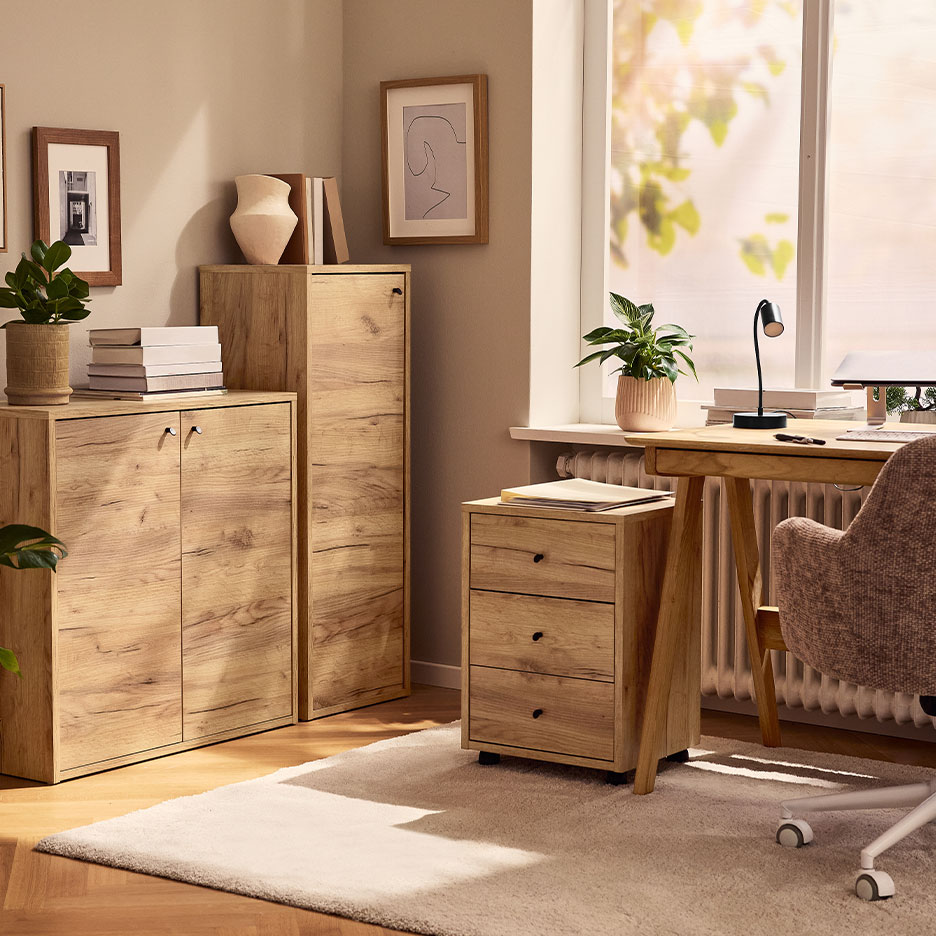 Thuiswerkplek met bureau, bureaustoel, ladeblok op wielen en opbergkasten in houtlook.
