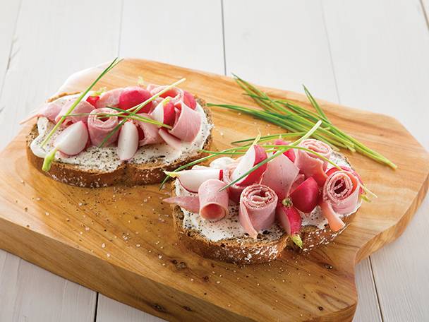 Meergranenboterham met radijs en ham