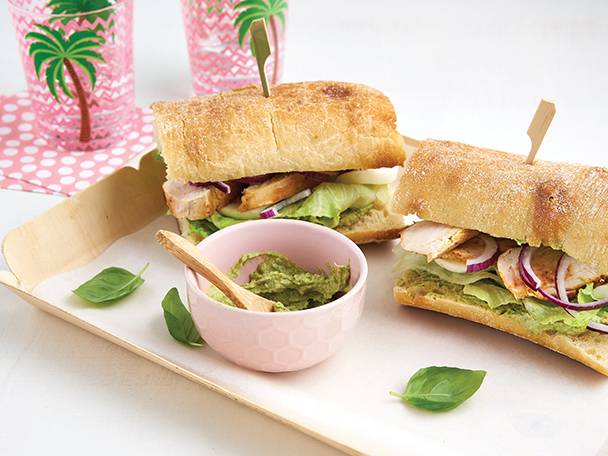 Ciabatta kip met noten-avocadospread