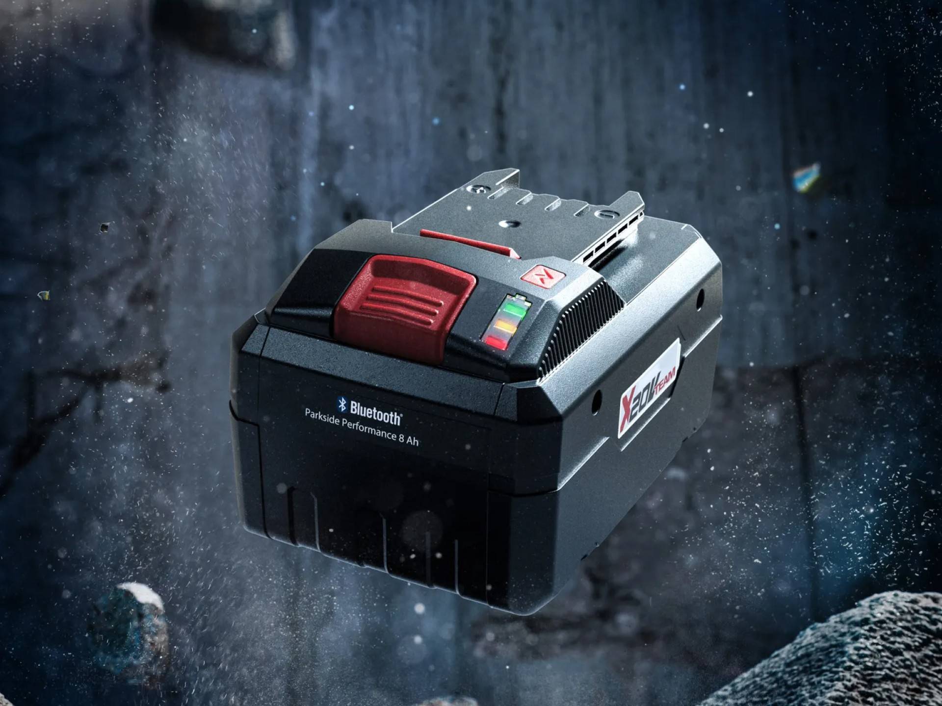 Parkside Performance 8 Ah accu met Bluetooth-functie in een donkere, industriële omgeving.