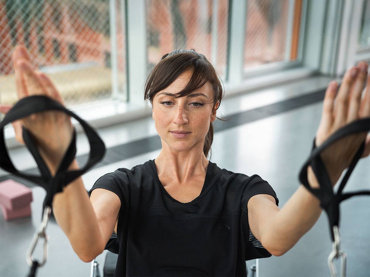 Vrouw traint met weerstandsbanden in een sportschool.