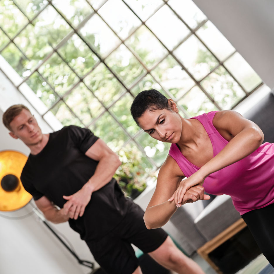 Vrouw traint met een personal trainer.