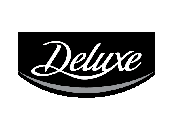 Logo noir avec le mot « Deluxe » en écriture cursive blanche et un arc gris en dessous.