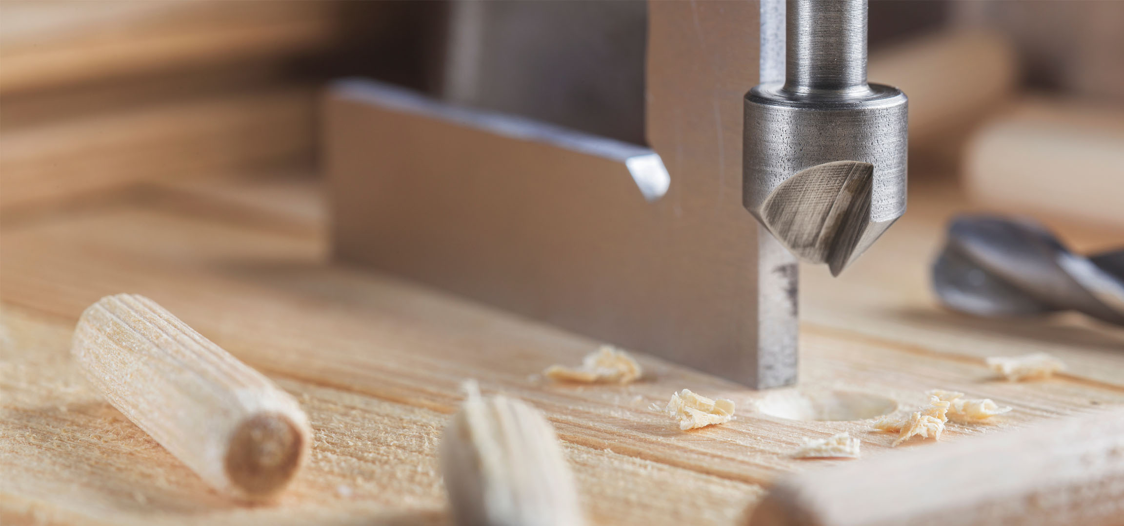 Houten pluggen, boor en hout tijdens de constructie.