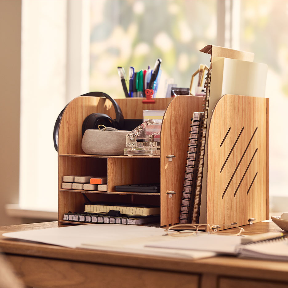 Houten bureau-organizer met vakken voor pennen, notitieboekjes en kantoorbenodigdheden.