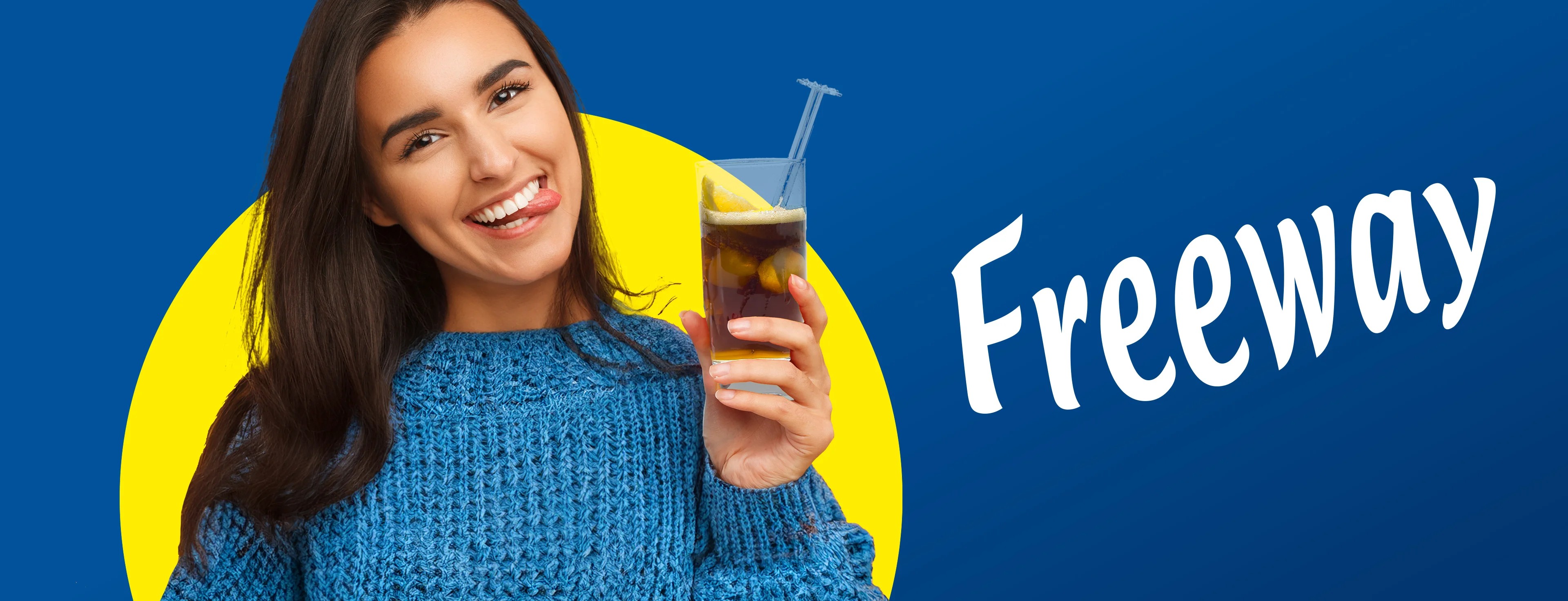 Vrolijke vrouw met een drankje met citroen en ijs, met de tekst 'Freeway'.