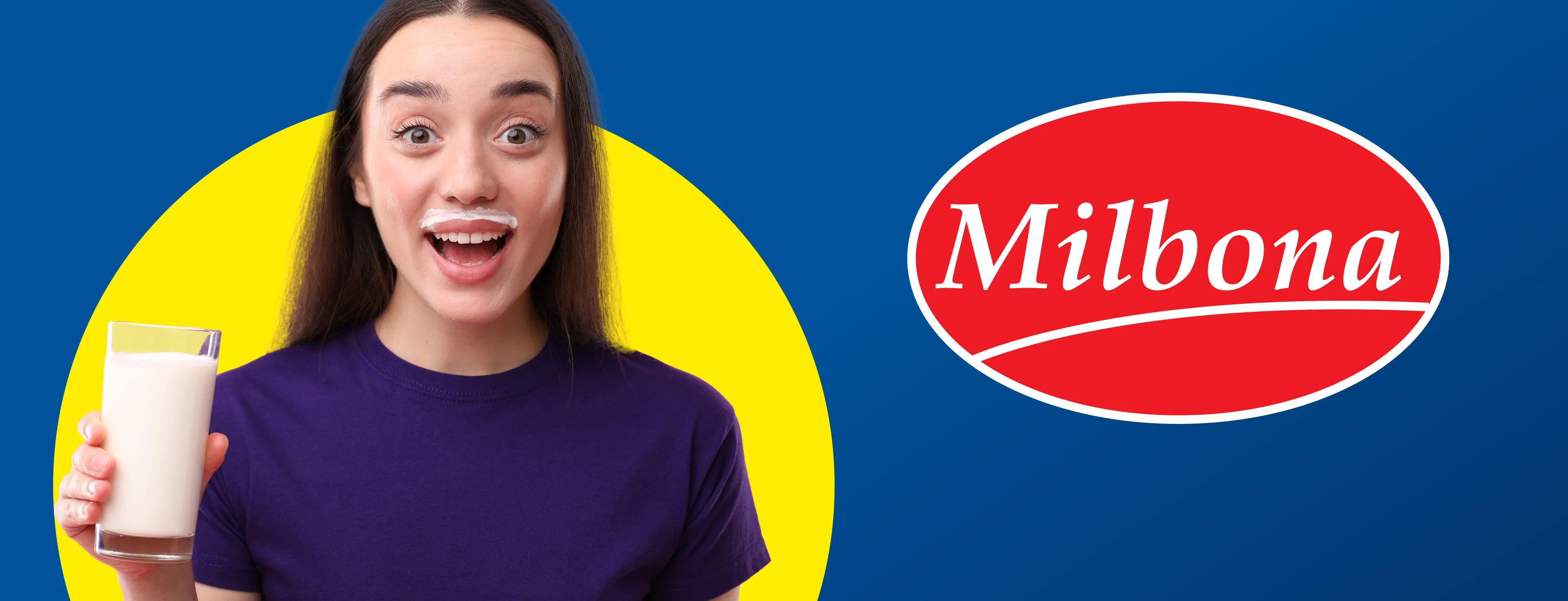 Femme avec une moustache de lait et un verre de lait, avec un logo ovale rouge sur fond bleu.