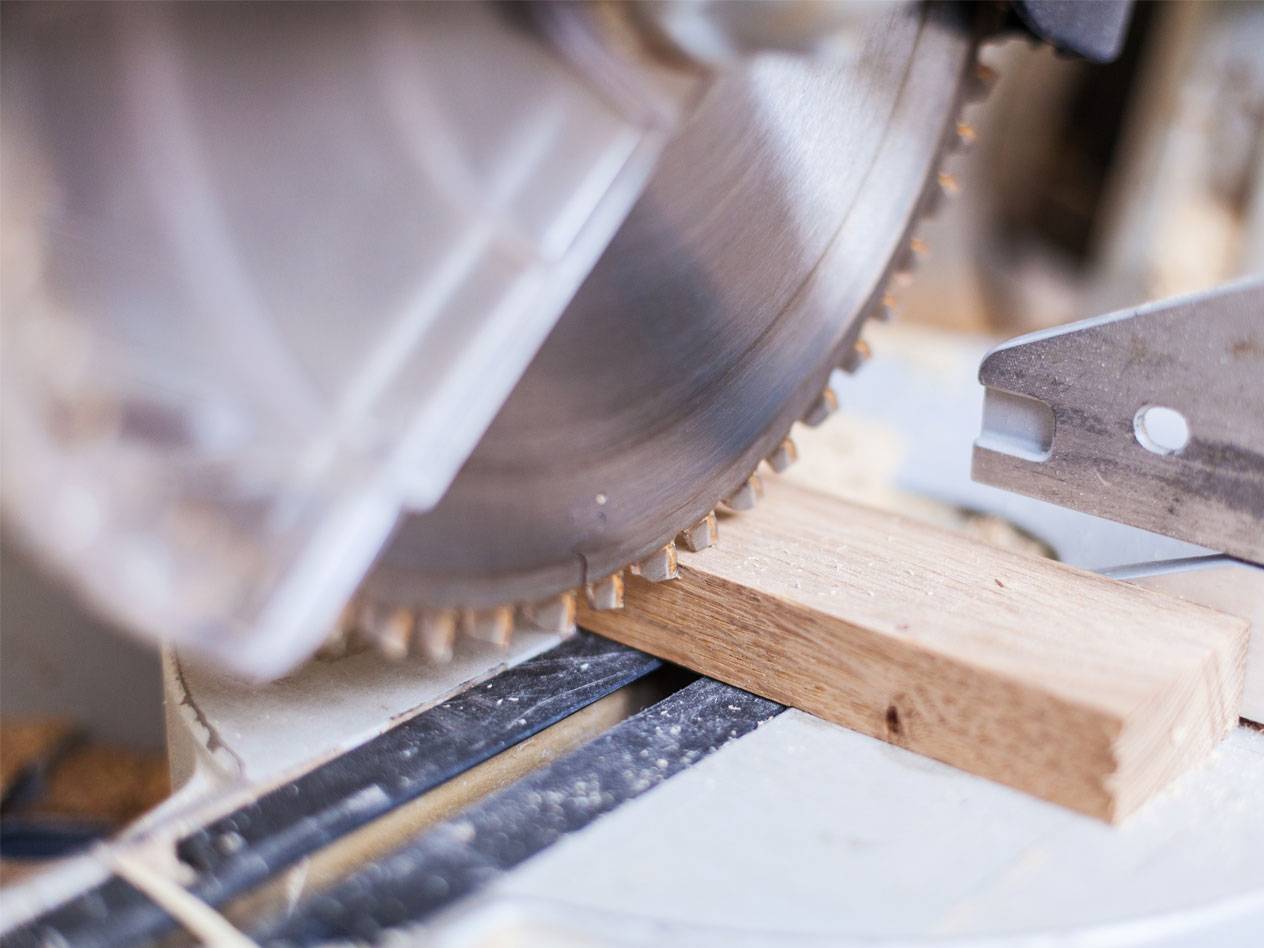 Hout wordt gezaagd met een cirkelzaag.