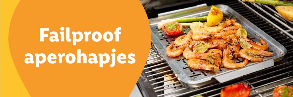 Gegrilde garnalen en groenten op een grillplaat.