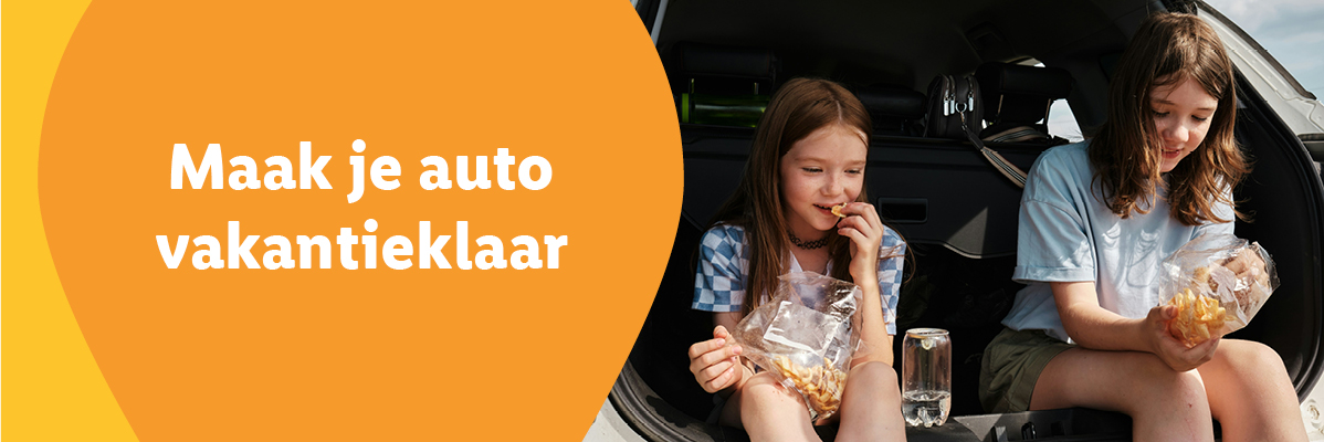 Twee meisjes eten snacks in de autokofferbak.