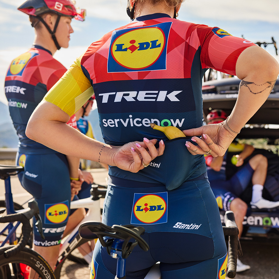 Wielrenners in sportkleding met een banaan in de zak, klaar voor de race.