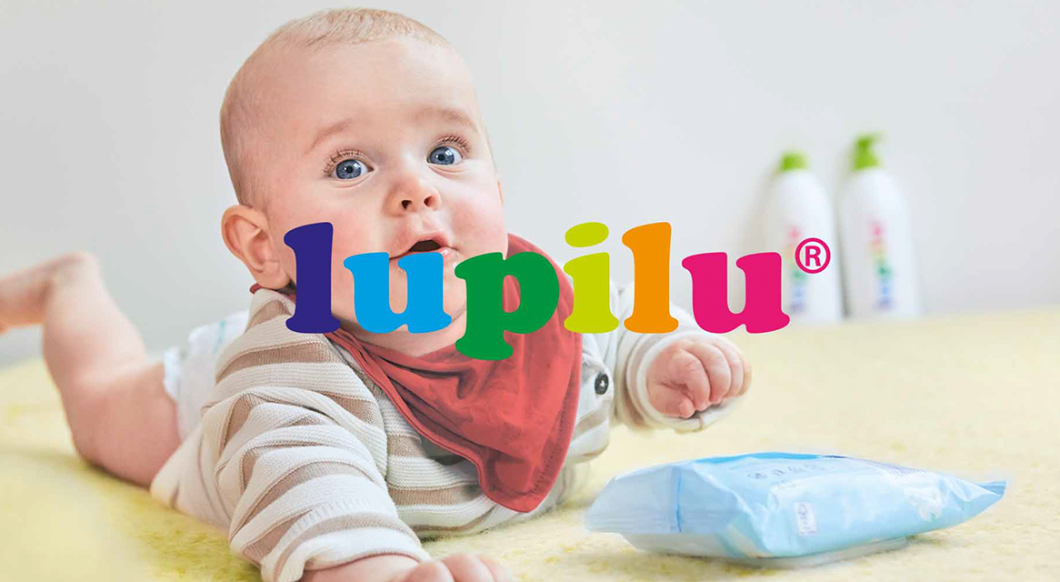 Bébé avec des produits Lupilu : lingettes humides.