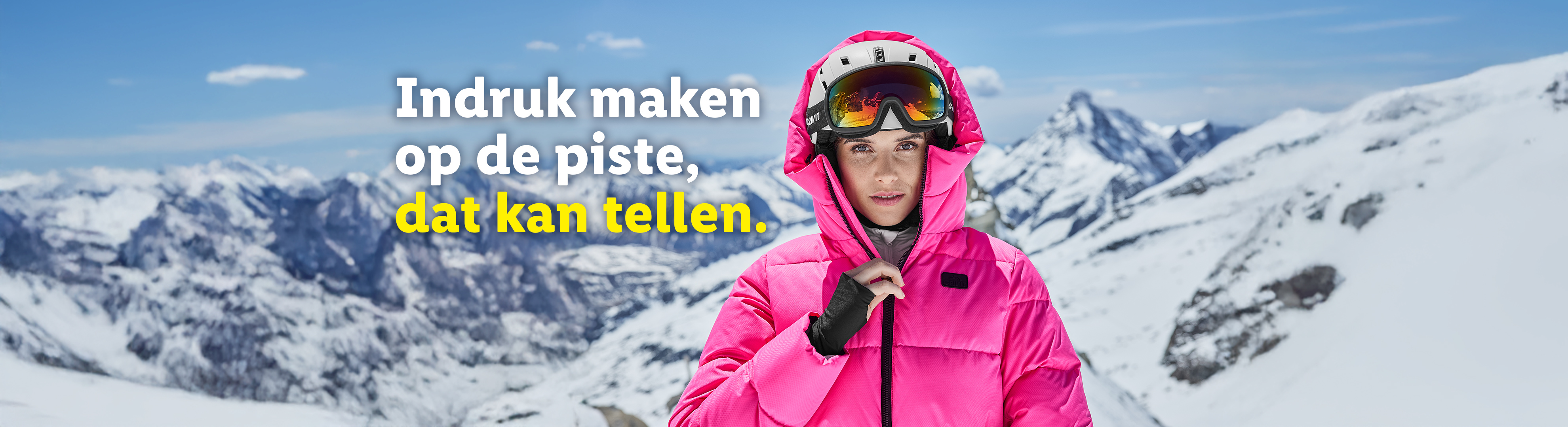Vrouw in roze ski-jas en helm met skibril op de piste. Tekst: Indruk maken op de piste, dat kan tellen.
