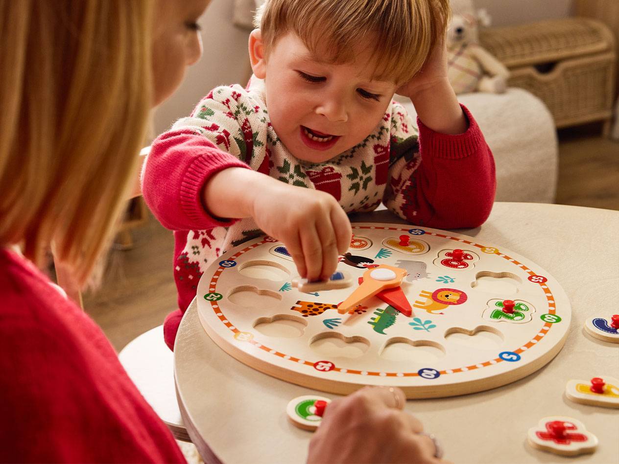Kind speelt met een educatieve houten dieren- en cijferpuzzel.