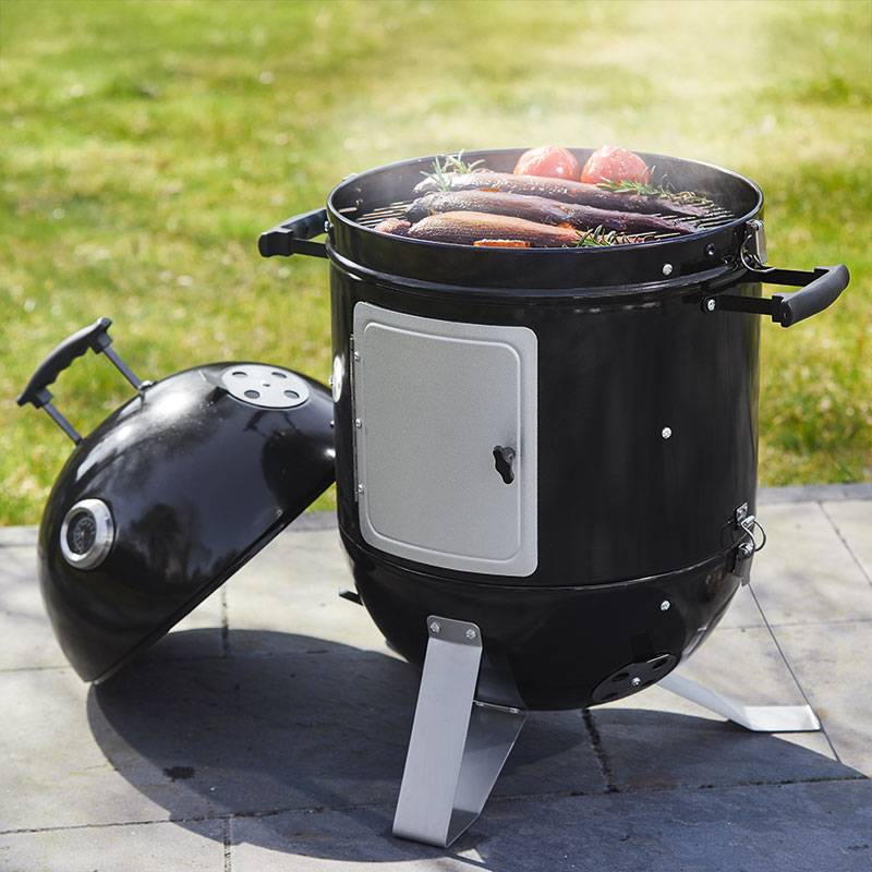 Zwarte smoker grill met deksel.
