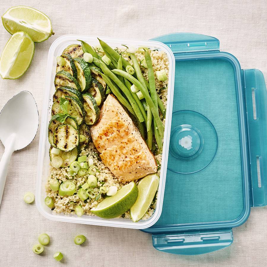 Gebakken zalmfilet met couscous en groenten