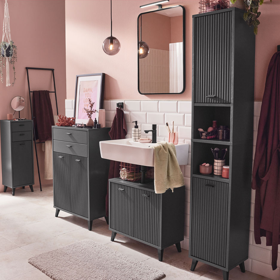 Moderne badkamer met donkergrijs meubilair en roze accenten.