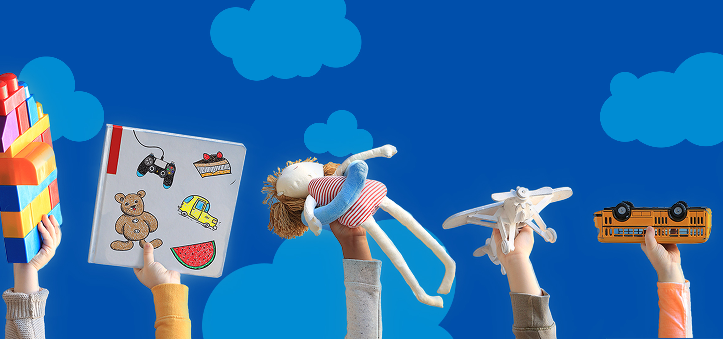 Des mains d'enfants tiennent divers jouets, dont des blocs, un livre, une poupée, un avion, un bus, un cheval, un lapin et un dinosaure, sur un fond bleu avec des nuages.