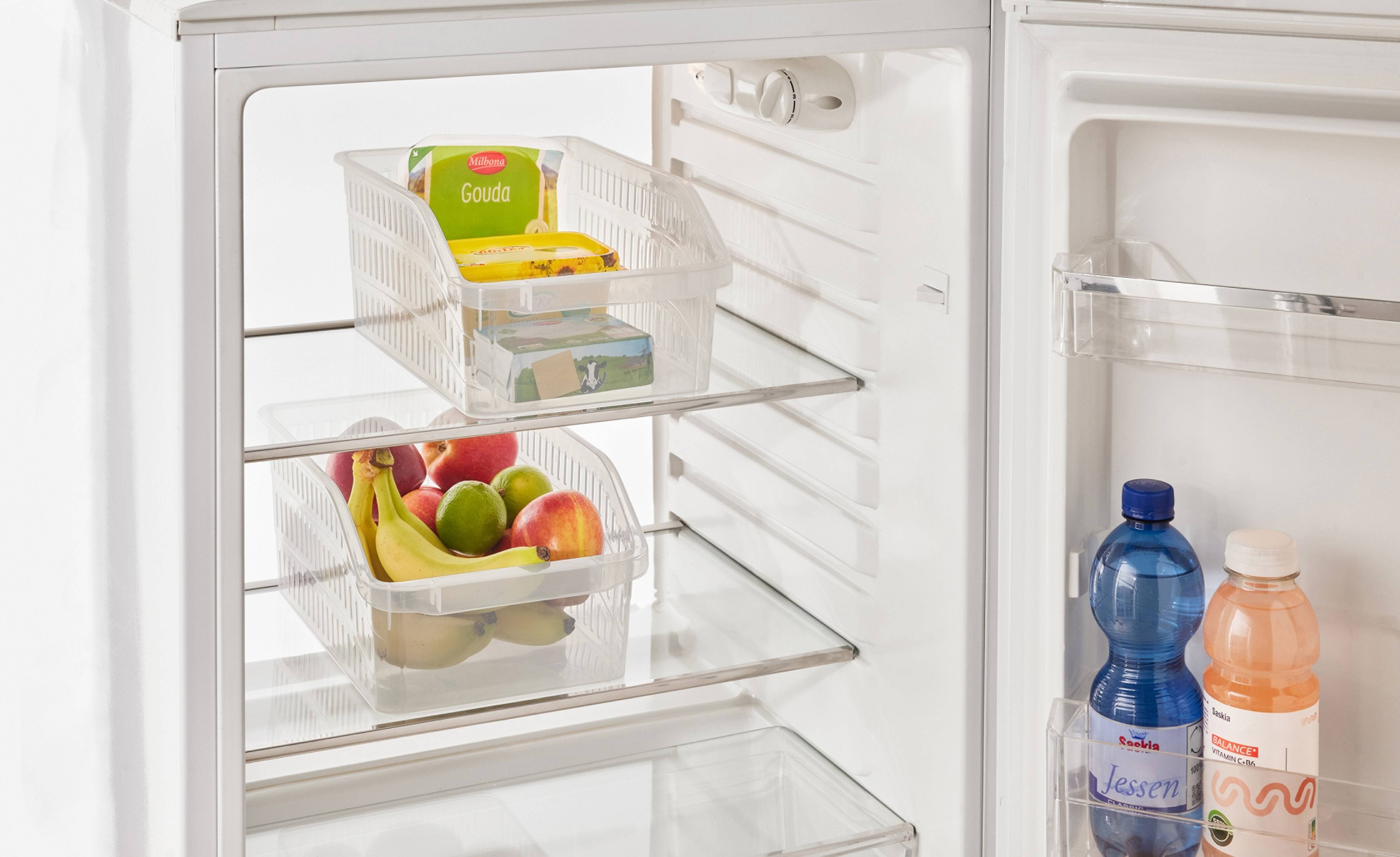 Open koelkast met transparante bakken voor kaas, boter, fruit en dranken.