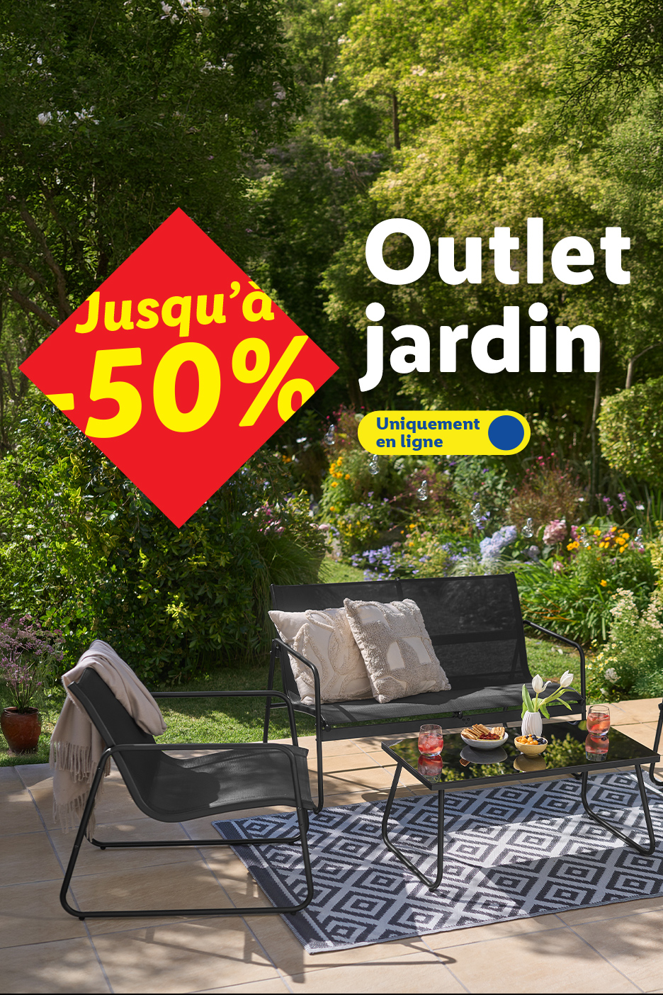 Tuinmeubelen met korting tot 50% online: zwarte stoel, bank, tafel en vloerkleed op terras.