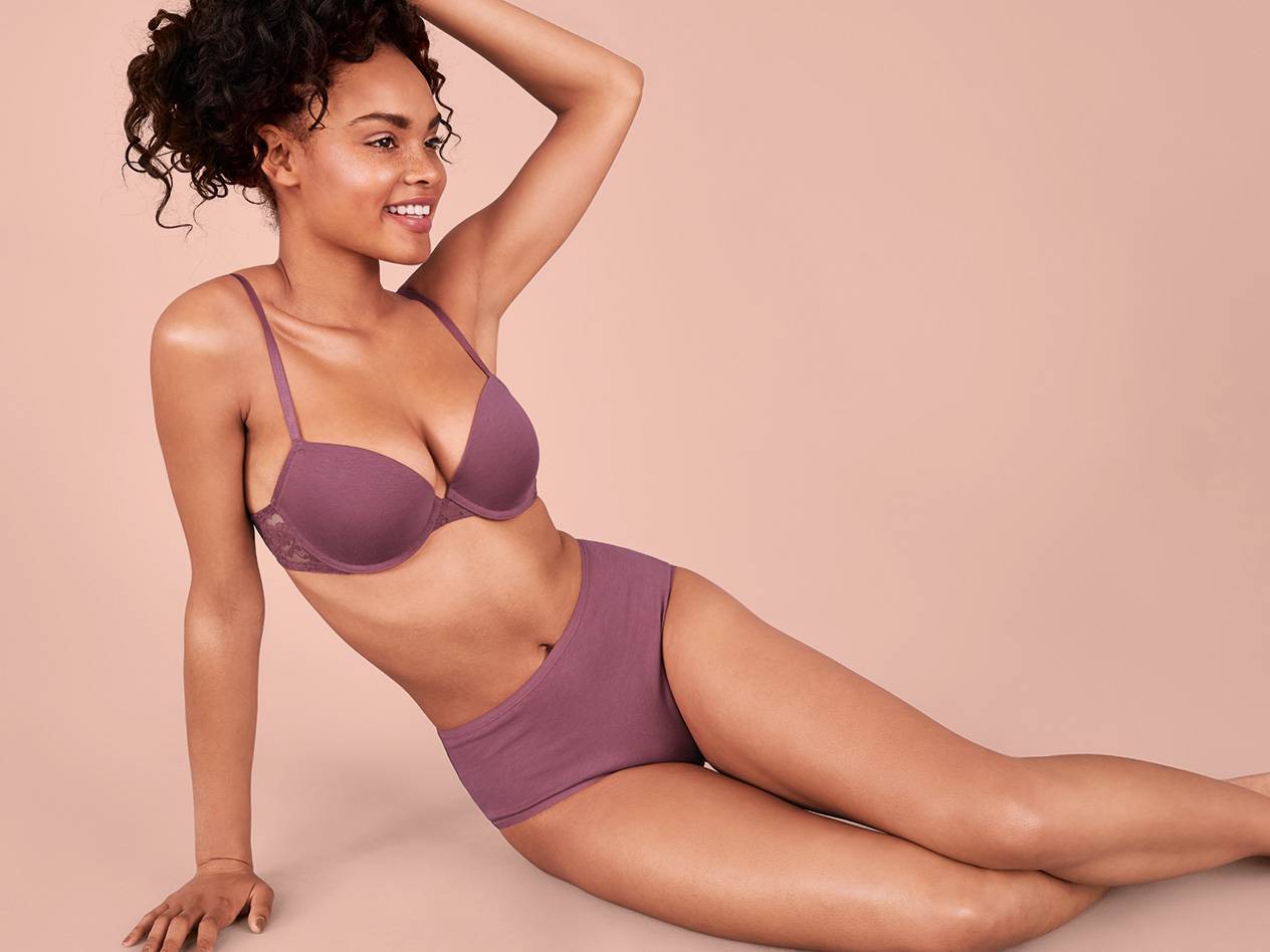 Soutien-gorge et culotte violets.