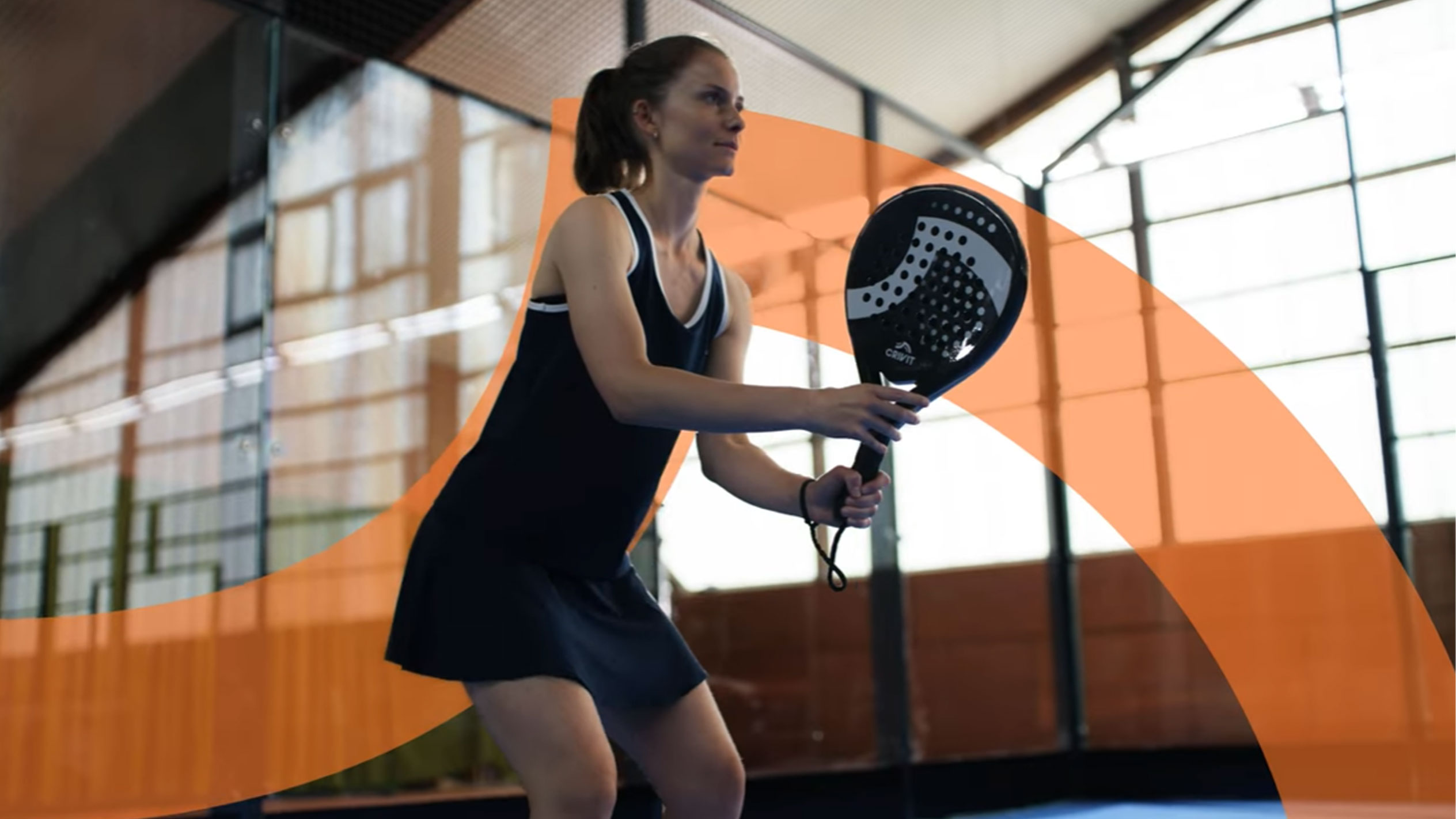 Lana Büttner speelt padel met het Crivit padelracket.