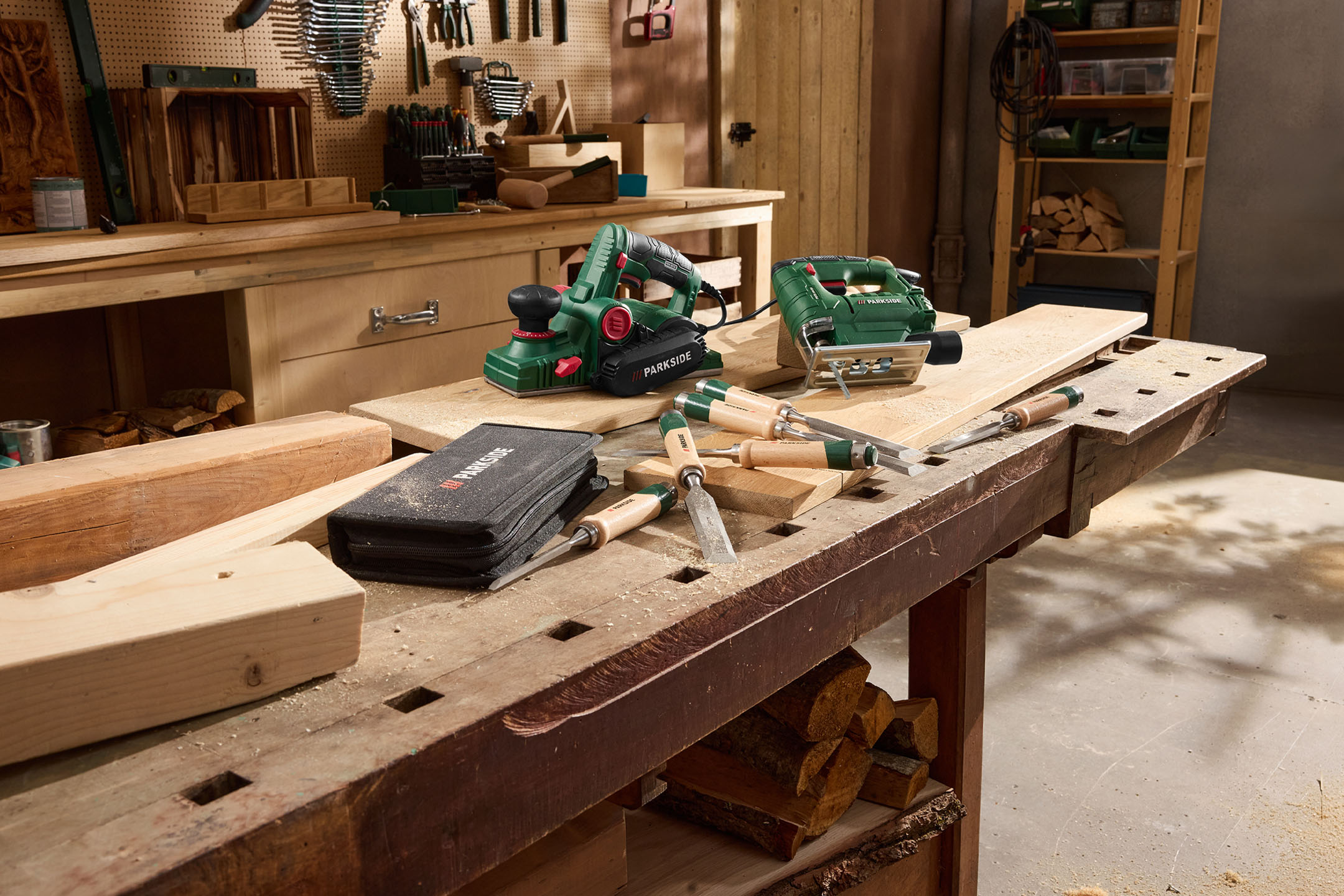 Outils électriques et ciseaux à bois sur un établi en bois.