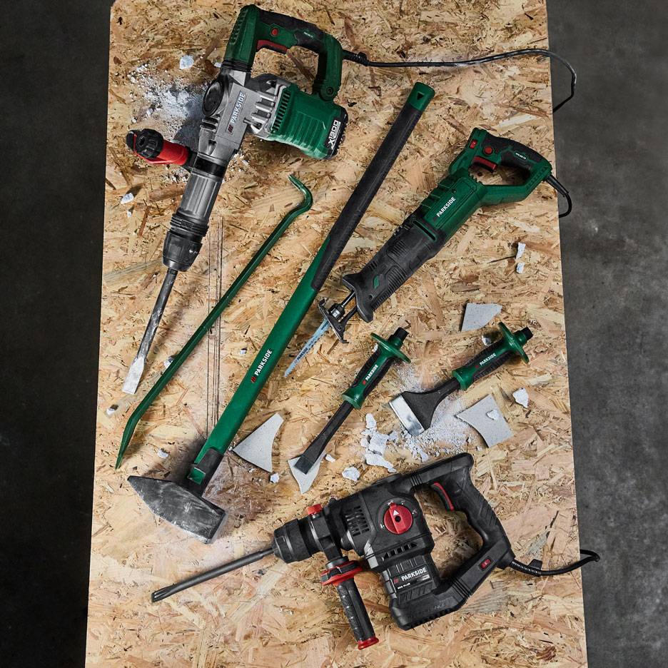 Collection d'outils électriques et manuels pour travaux de démolition et de construction sur bois.
