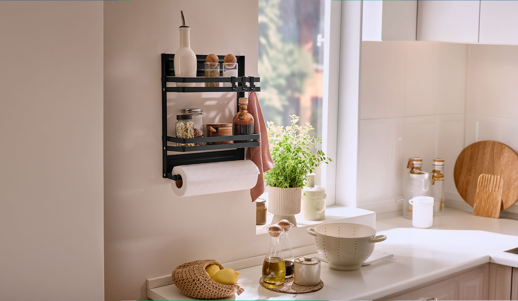 Étagère de cuisine noire avec épices, essuie-tout et une plante près de la fenêtre.
