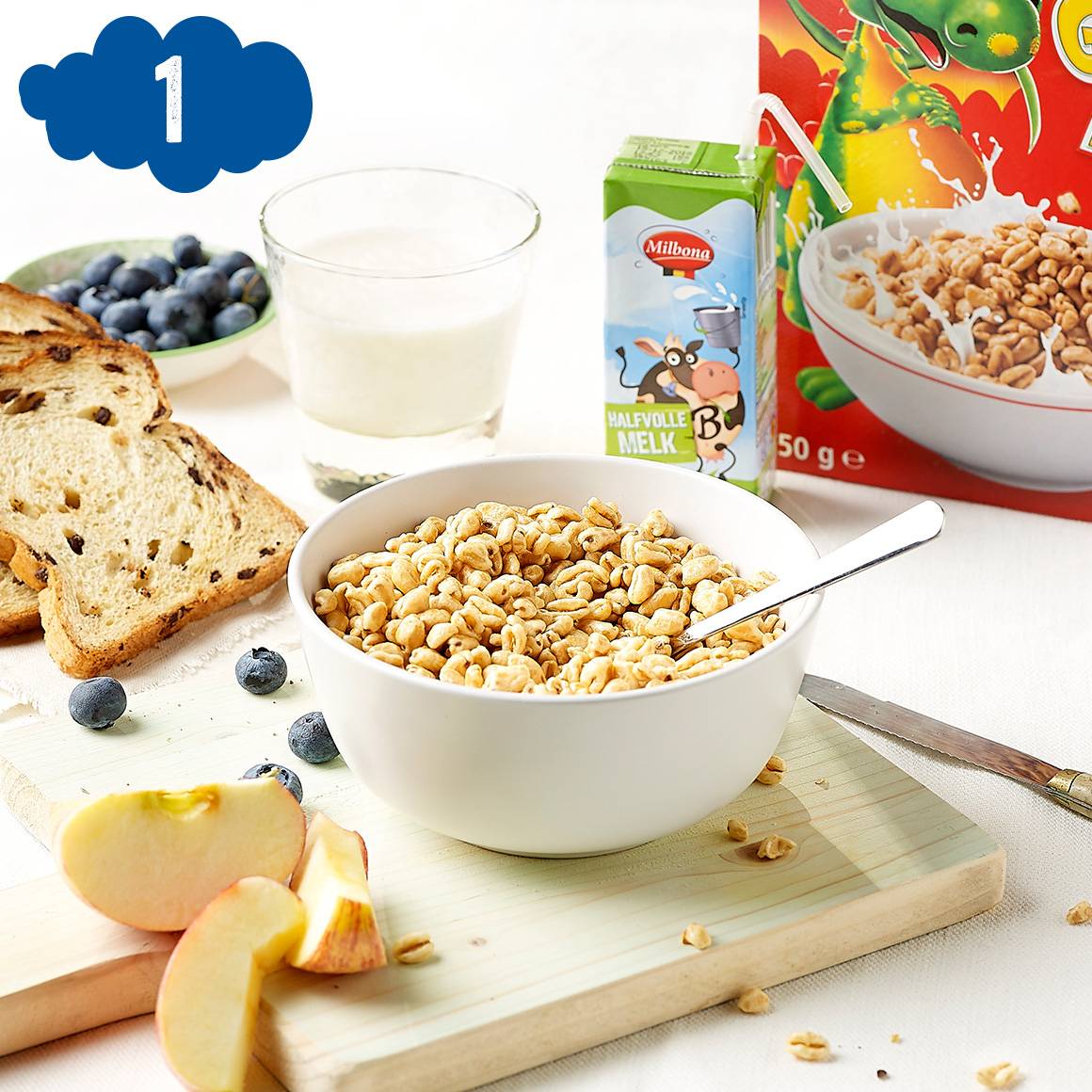 Ontbijt met ontbijtgranen, brood, appels en Milbona melk.