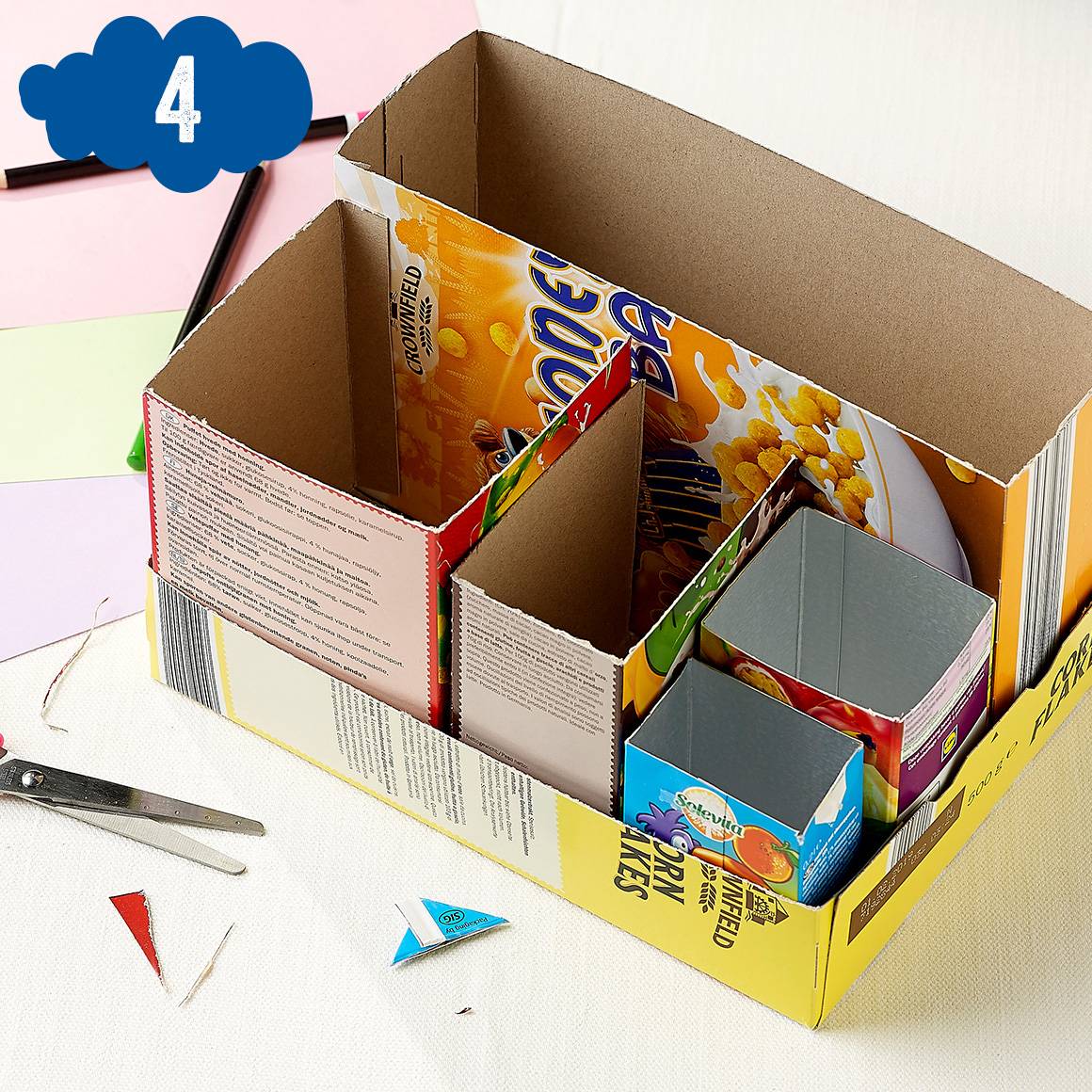 Bureau organizer gemaakt van Crownfield cornflakes dozen.