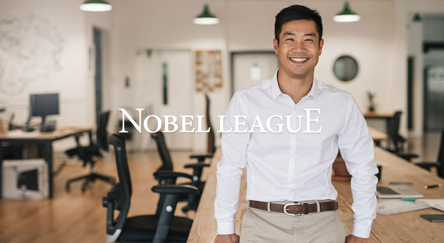 Man in wit overhemd, Nobel League.