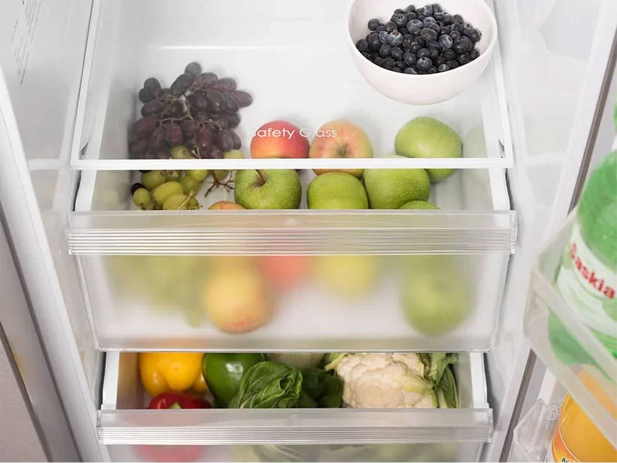 Réfrigérateur avec fruits (pommes, raisins, myrtilles) et légumes.