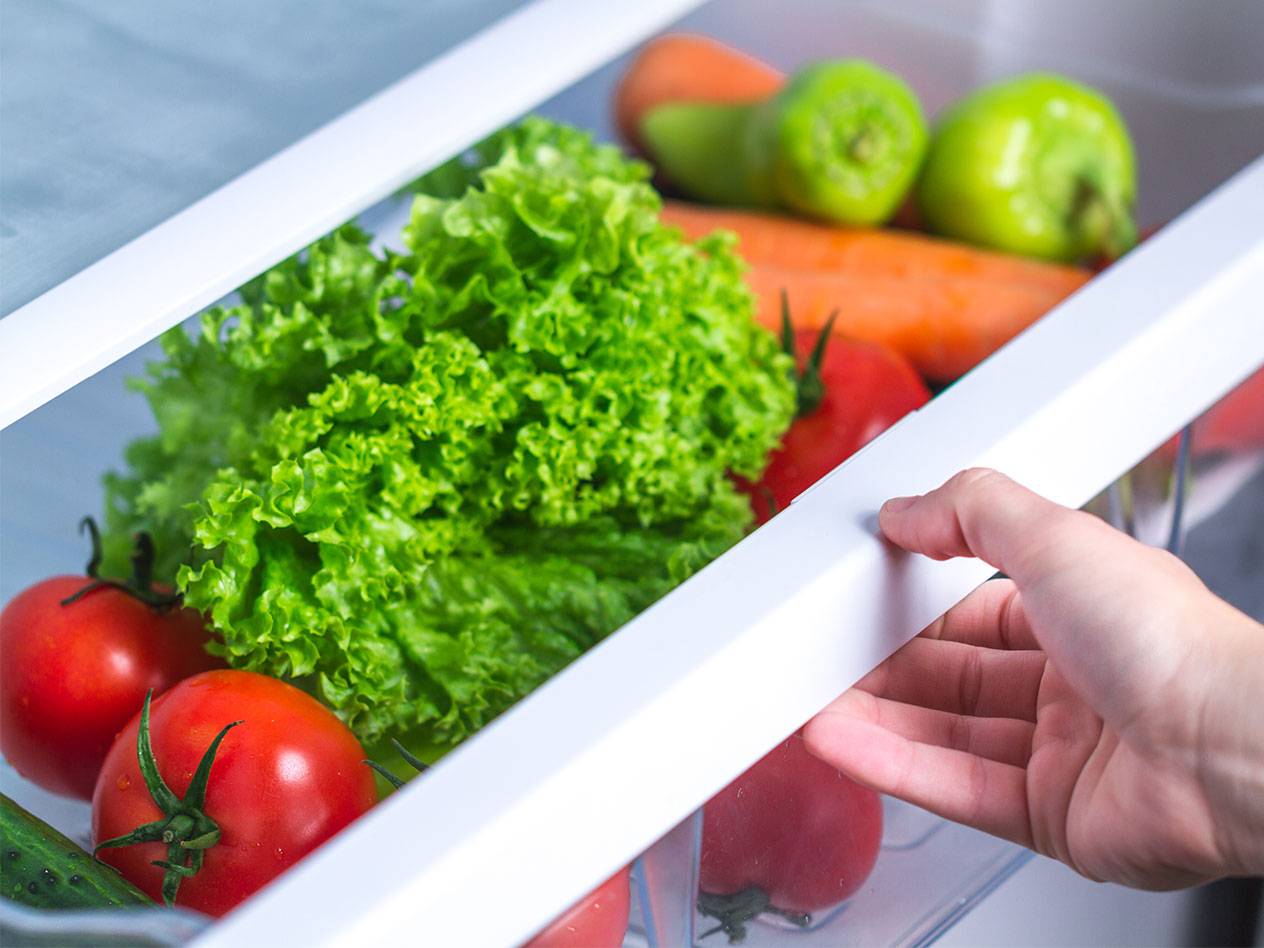 Laitue, tomates et carottes dans le réfrigérateur.